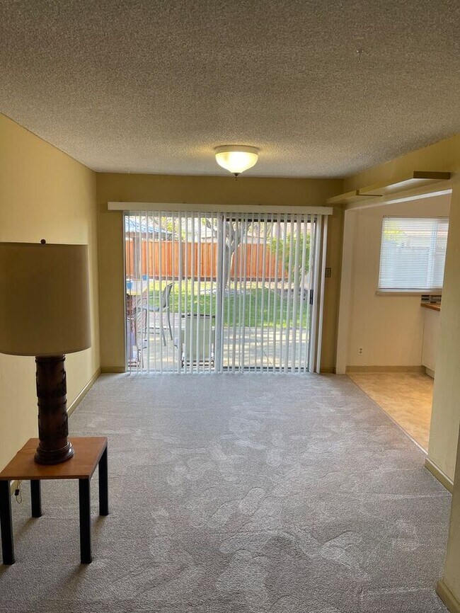 Building Photo - 3 bedrooms, 1 baths, 2 car garage and larg...