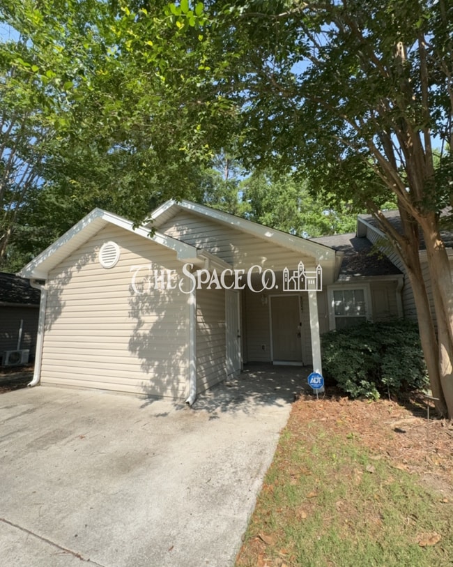 Building Photo - "Charming 2-Bedroom Retreat with 2 Full Baths on Vermont Road!"