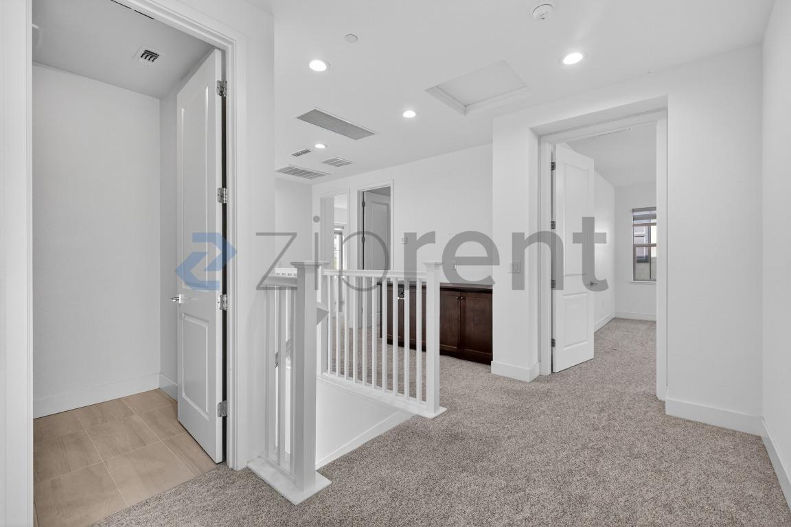 Building Photo - Unit