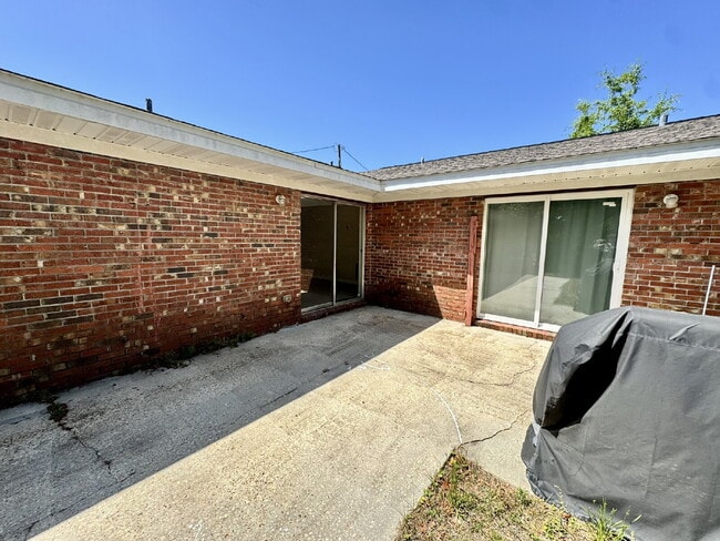 Building Photo - 1 bedroom 1 bathroom triplex unit