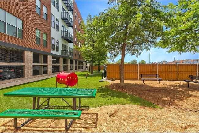 Building Photo - 2929 Wycliff Ave
