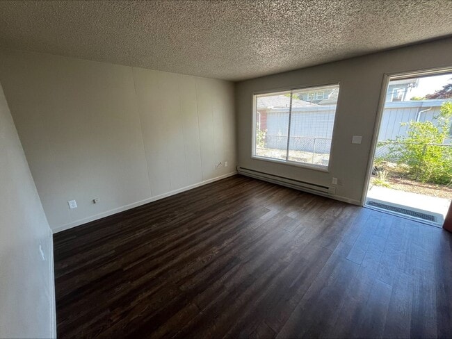 Building Photo - Move in apartment in quiet complex