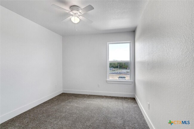 Building Photo - 1904 Royal Loop