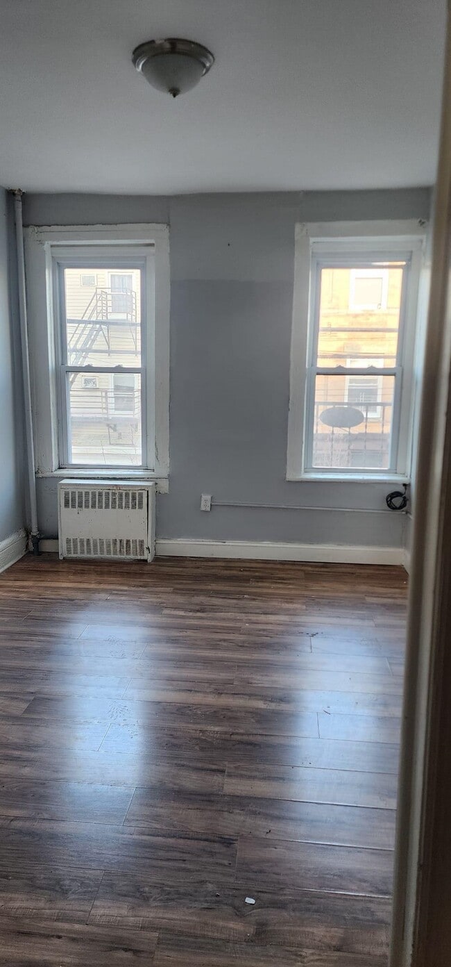 Building Photo - 325 37th St