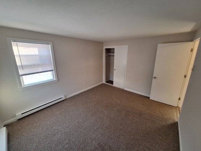 Building Photo - 204 Elm St