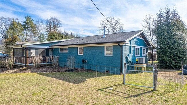 Building Photo - Close to Hike/Bike Path