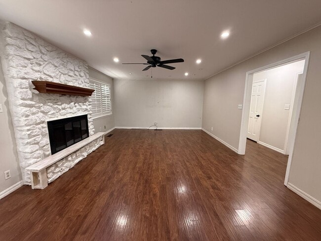 Building Photo - Luxury 4 Bed Home with Bonus Rooms and Pool