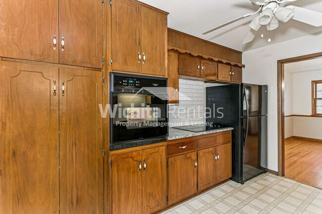 Building Photo - Large 3 bedroom , 2 bath home