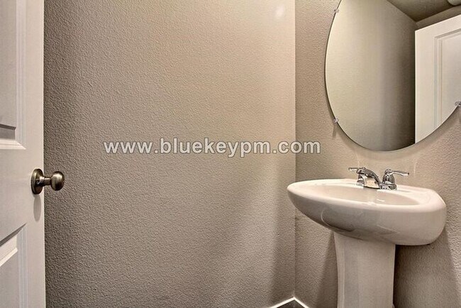 Building Photo - 4 Bed, 2.5 Baths Home in Ridgefield