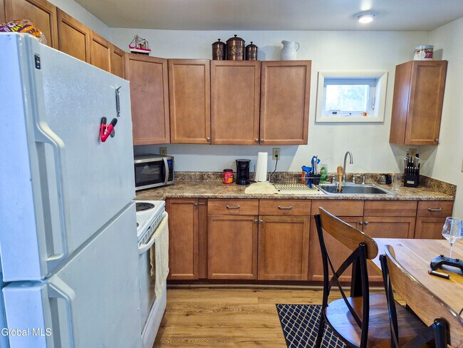 Building Photo - 524 Maple Ave