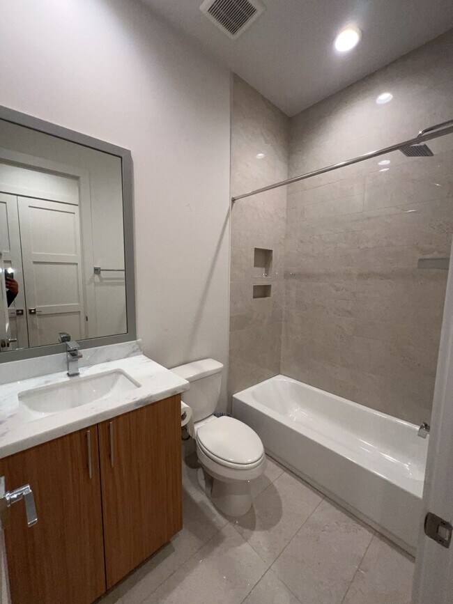 Building Photo - 2414 Gray St