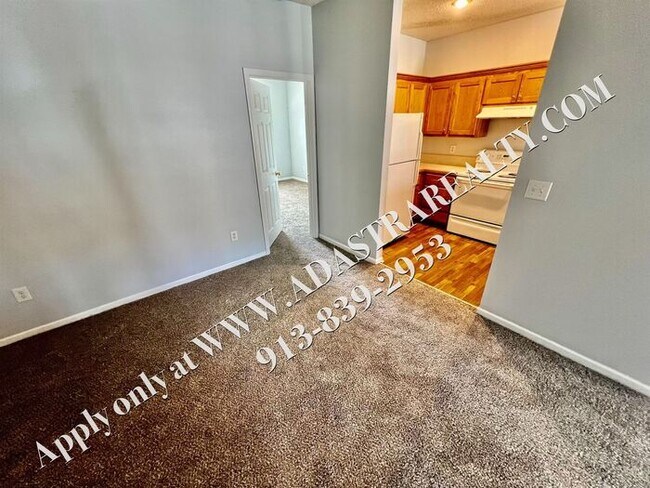 Building Photo - Beautiful Gardner Townhome-Available in MAY!!