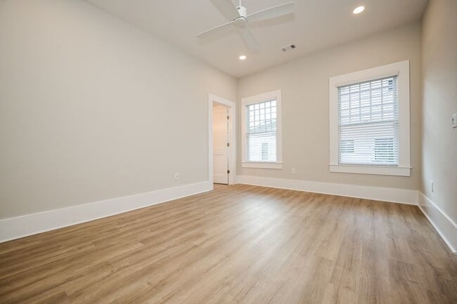 Building Photo - 616 Linwood Ave NE