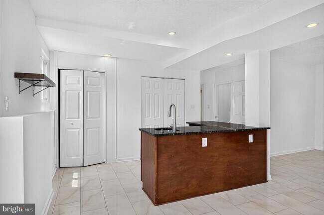 Building Photo - 13296 Hollinger Ave