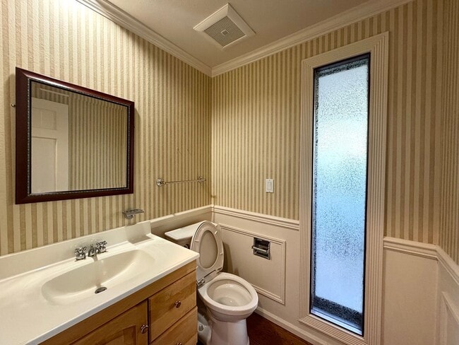 Building Photo - Stunning Bellevue Home with Lush Gardens & Prime Location