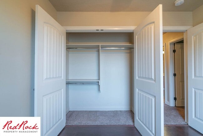 Building Photo - 3 Bedroom Townhome In Southgate Community