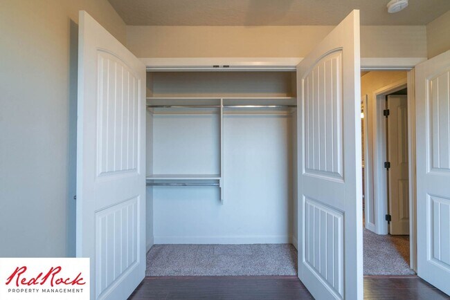 Building Photo - Dog Friendly, Beautiful Southgate Townhome!