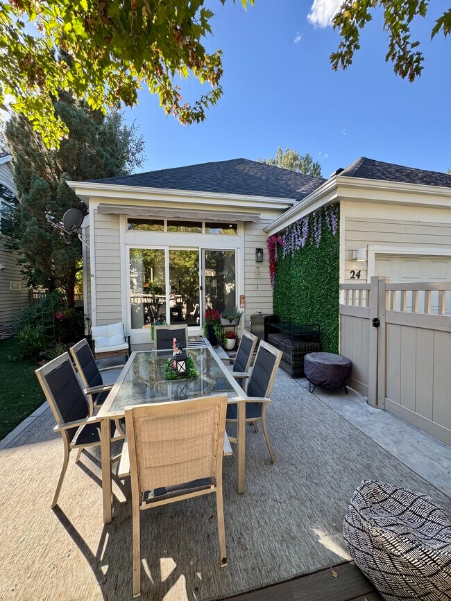 Building Photo - 1011 S Valentia St