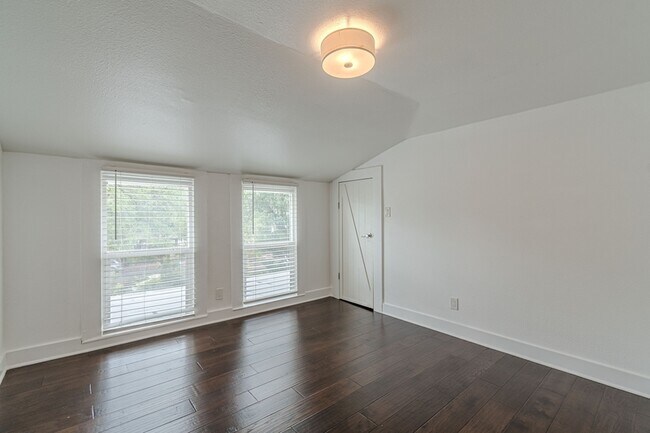 Building Photo - 311 W Mistletoe Ave