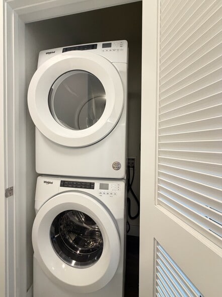 Building Photo - 342 NE 26th Ter