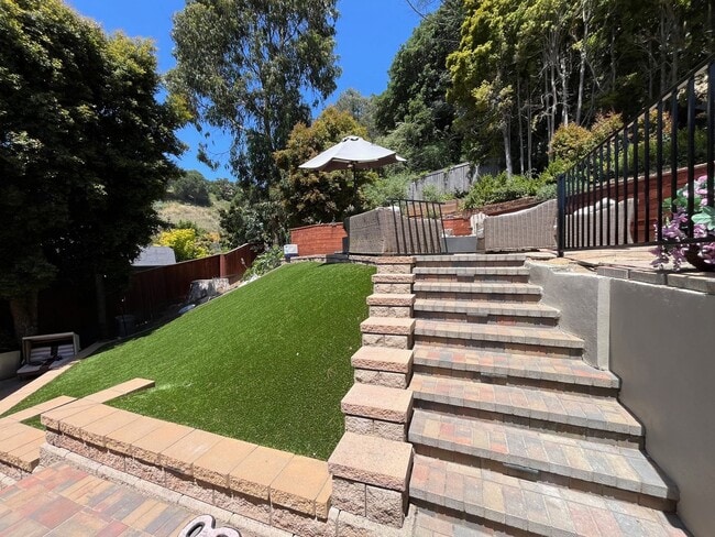 Building Photo - INCREDIBLE, MUST SEE MILL VALLEY THREE BED...