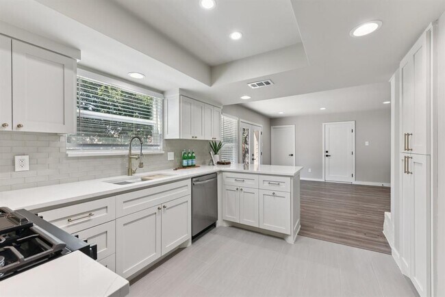Building Photo - 2011 Malvern Hill Dr