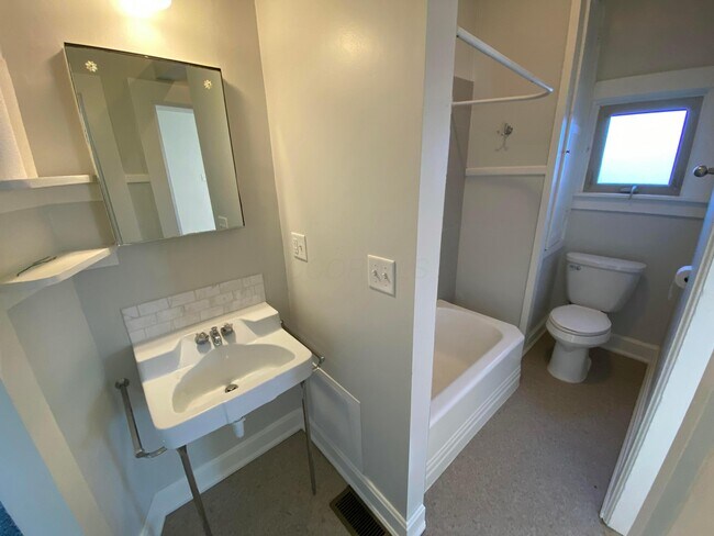 Building Photo - 102 N Washington St