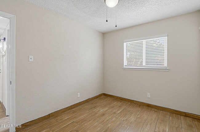 Building Photo - 2624 Lake Victoria Dr