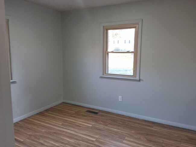 Building Photo - Comfy 2 Bedroom, 1 Bath House located in R...