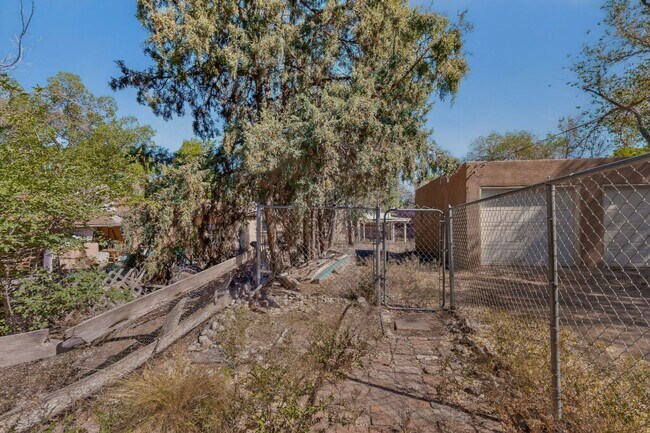 Building Photo - 1409-1409 Hazeldine Ave SE
