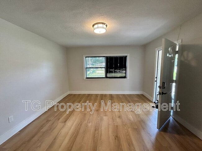 Building Photo - 3561 Centerhill Dr N
