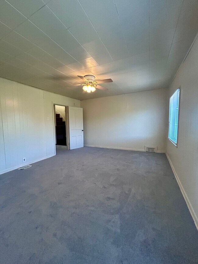 Building Photo - 3 Bedroom Home w/Bonus Room l Riverview Park