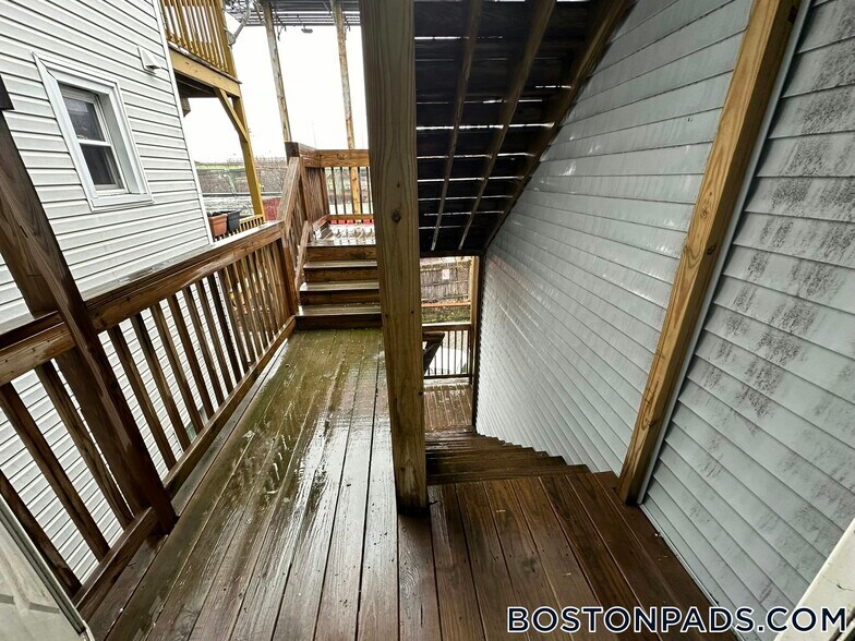 Building Photo - 137 Chelsea St