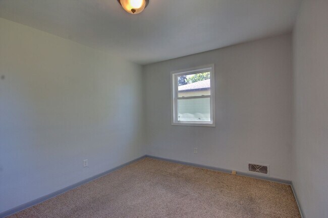 Building Photo - SL KSR1012