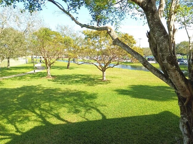 Building Photo - 1055 Coral Club Dr