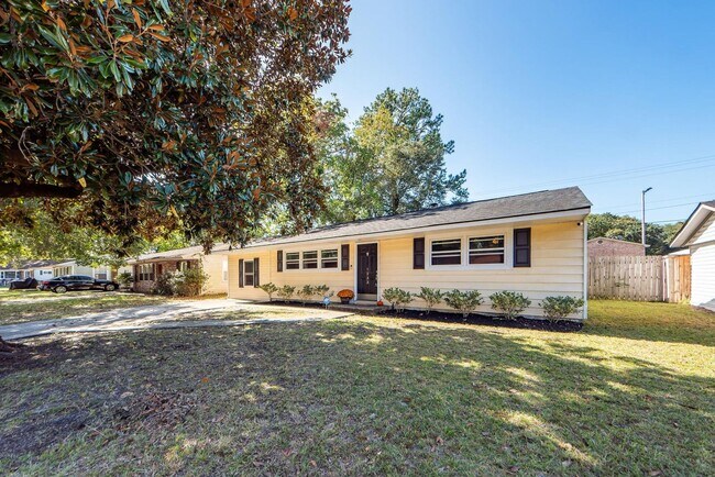 Building Photo - Comfortable Home Minutes from Park Circle
