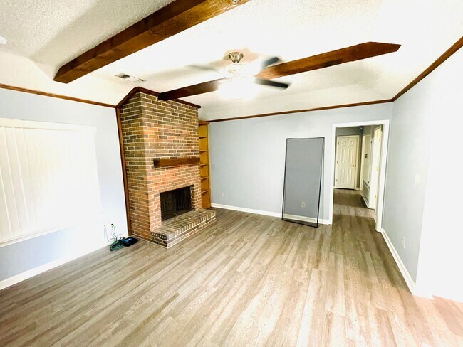 Building Photo - **3 Bed 2 Bath located off Atlanta Hwy ** ...