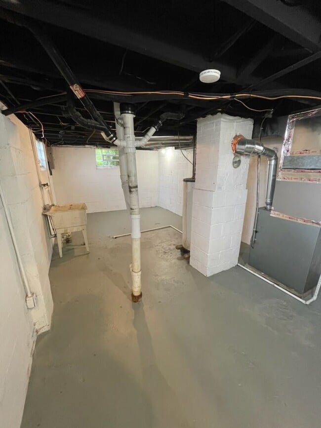 Building Photo - Bright & Inviting 2-Bedroom Home with Larg...