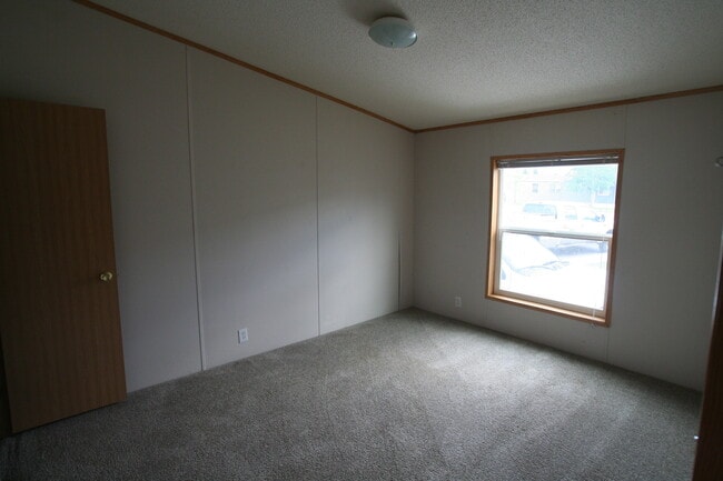 Building Photo - 3 Bedroom Modular Home in Babcock Vista!