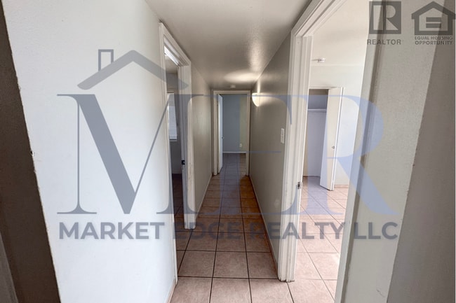 Building Photo - 4Bed/3Bath House at Broadway/Mill Ave! $199 MOVE-IN SPECIAL! Ready for Immediate Move-In! -- RV GATE