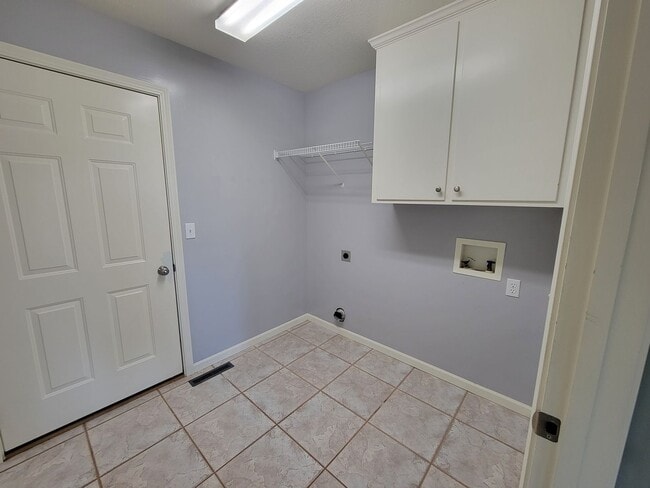 Building Photo - 5 bed/ 3 bath Single family home.