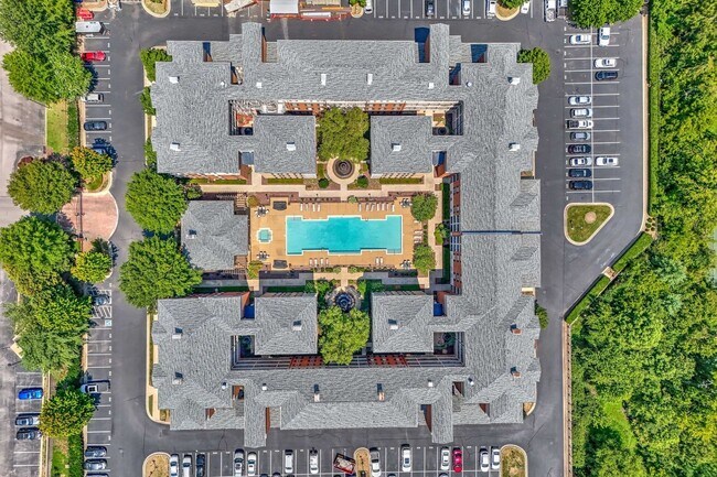 Building Photo - Beautiful Ground Floor Condo 2 bed 2 bath