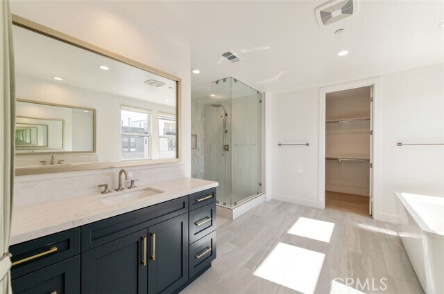 Building Photo - 228 Stage