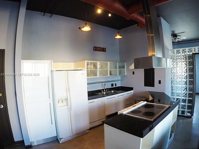 Building Photo - 10 SW South River Dr