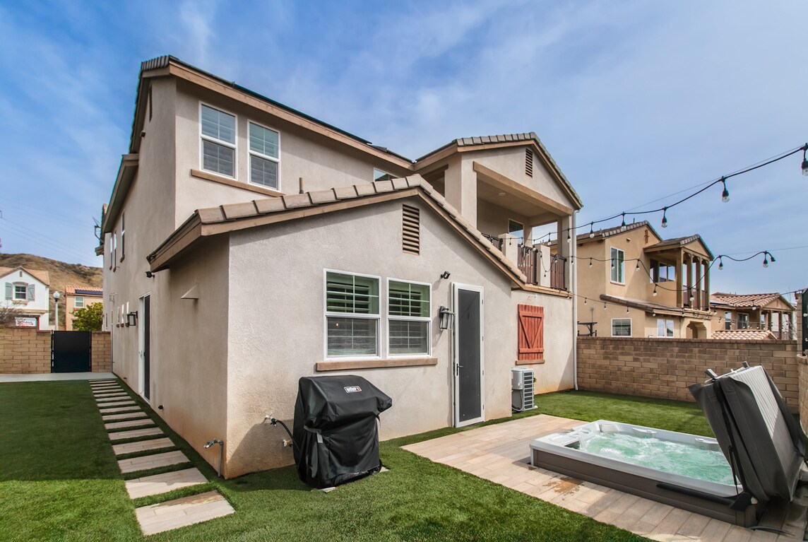 Building Photo - 29048 W Hills Dr