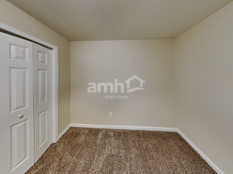 Building Photo - 111 Woodview Ct