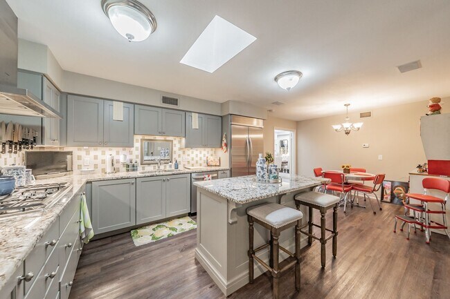 Building Photo - Spacious 3 Bed, 2 Bath Duplex in the Heart...