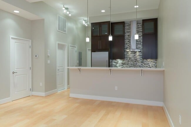 Building Photo - Modern 1 bed + Den in Logan Circle