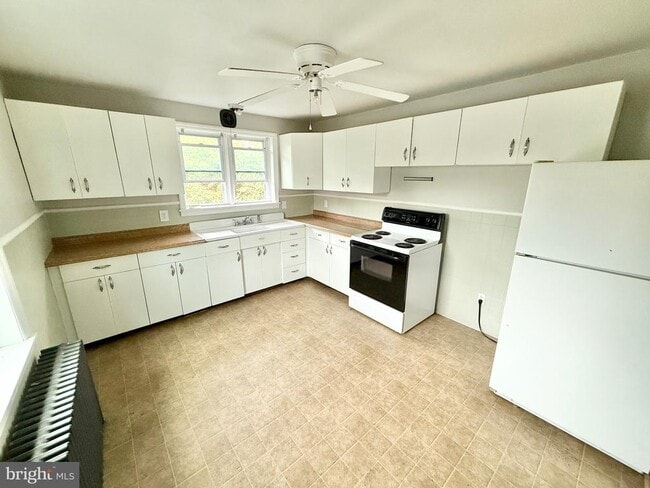 Building Photo - 107 E Main St