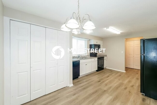 Building Photo - 3 Bedroom Pet-Friendly Home in Overland Park, KS with Main Street Renewal